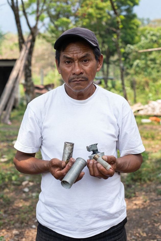 호엘 라이문도 도밍고(55)가 2018년 10월에 열린 산 마테오 수력발전 프로젝트 반대 평화시위대에게 과테말라 정부군이 쏜 연막탄과 최루탄 등을 들어보이고 있다.