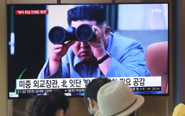 사진은 지난 2일 서울역에서 시민들이 북한 발사체 발사 뉴스를 시청하는 모습. 2019년 8월2일.