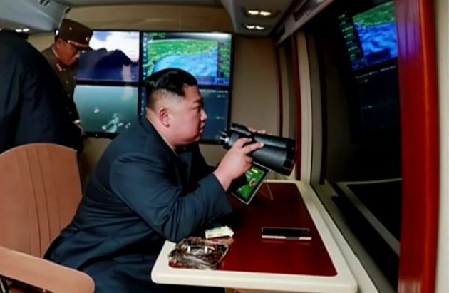 지난달 31일 김정은 북한 국무위원장의 지도 하에 '신형 대구경조종방사포 시험사격'을 했다고 조선중앙TV가 1일 보도했다. 사진은 김정은 위원장이 시험사격을 참관하는 모습. 