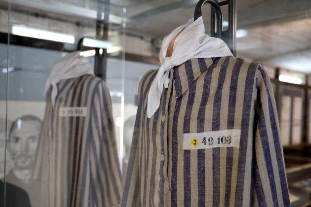 슈투트호프 강제 수용소에 전시된 제소자들의 유니폼.