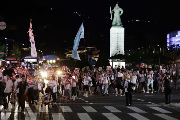 10일 오후 서울 종로구 주한 일본대사관 앞에서 열린 ‘아베규탄 4차 촛불문화제’를 마친 참석자들이 거리 행진을 하고 있다.