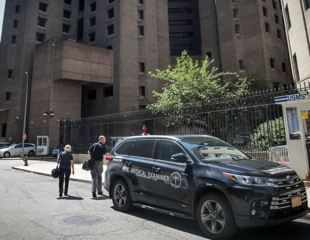 8월 10일 엡스타인이 사망한 맨해튼교도소로 의료기관 담당자들이 들어서고 있다.