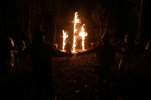 큐 클럭스 클랜(KKK)의 '충성스러운 백기사(Loyal White Knights)' 회원들이 모임에서 십자가를 불태우는 모습. 얜시빌, 노스캐롤라이나. 2017년 11월4일.