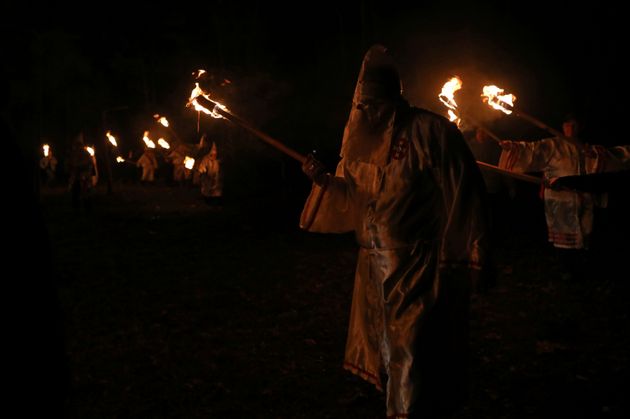 큐 클럭스 클랜(KKK)의 '충성스러운 백기사(Loyal White Knights)' 회원들이 모임에서 십자가를 불태우는 모습. 