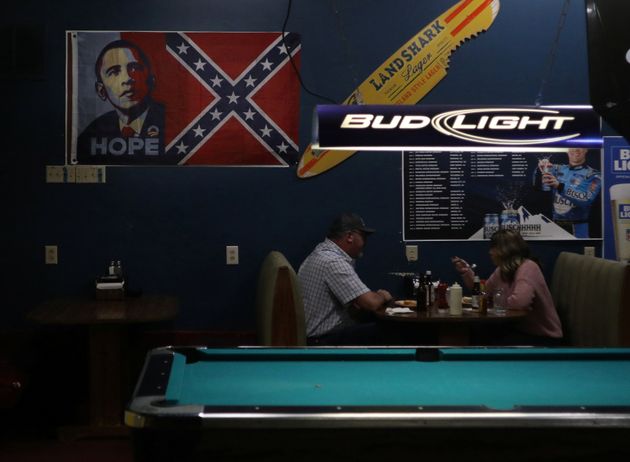 조지아주 드레이크타운에 위치한 '조지아 피치 오이스터 바'에 미국에서 인종주의 상징으로 여겨지는 남부연합기와 미국 최초 흑인 대통령 버락 오바마를 나란히 배치한 그림이 걸려있다.