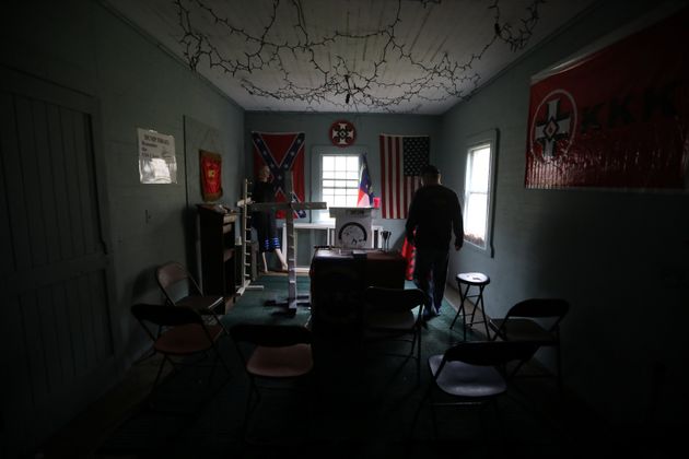 큐 클럭스 클랜(KKK)의 '충성스러운 백기사(Loyal White Knights)' 리더 크리스 바커가 자신의 자택 옆에 있는, 이 단체가 '교회'라고 부르는 본부에서 일을 보고 있다. 얜시빌, 노스캐롤라이나.