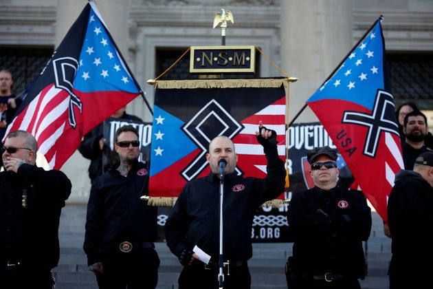 전국사회주의자운동(NSM)을 이끌었던 젭 숍이 아칸소주 의회 앞 시위에서 연설하고 있다. 2018년 11월10일. 이 단체는 미국 나치당에 그 뿌리를 두고 있다.