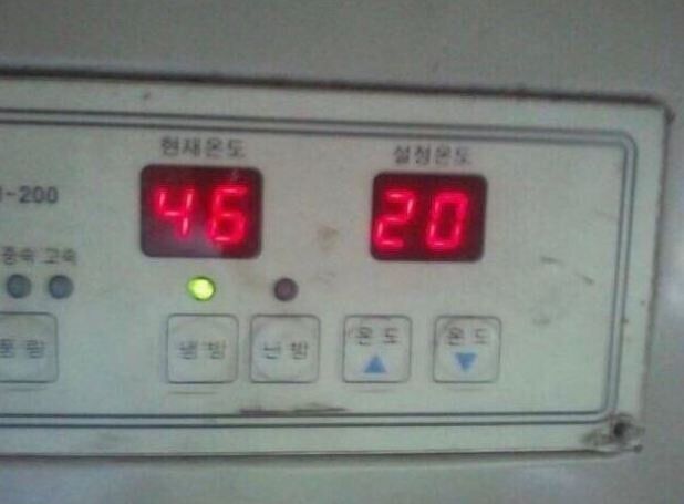 운전실 내부 온도 설정을 20도로 맞췄지만 냉방장치 고장으로 현재 온도가 46도까지 오른 한 열차의 모습