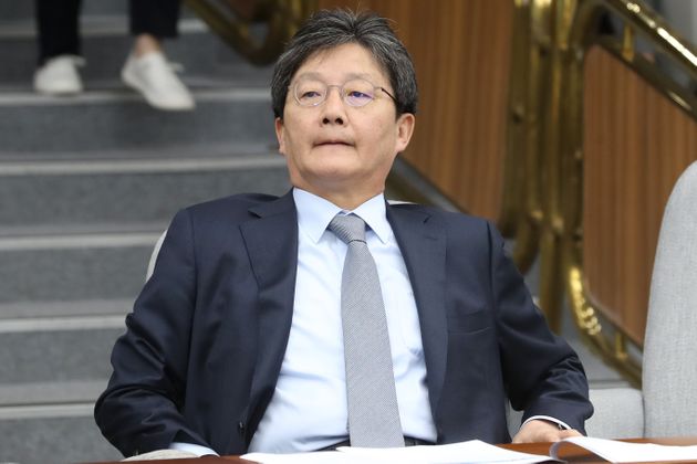 문 대통령 경제위기론 일축에 유승민 “대통령이 만든 가짜뉴스”