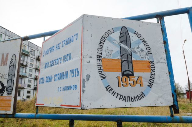 러시아군 주둔지인 뇨녹사에 있는 길거리 보드판. 러시아어로 '러시아 중앙 해군 훈련장'이라 적혀 있다. 