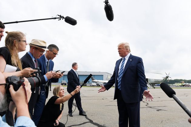 도널드 트럼프 미국 대통령이 펜실베이니아주 모나카로 향하기 위해 뉴저지주 모리스타운 공항에서 에어포스원에 탑승하기 전 기자들과 질의응답을 하고 있다. 2019년 8월13일.