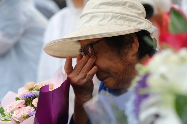 15일 오전 서울광장에서 제74주년 광복절을 맞아 열린 ‘일본 강제동원 문제해결을 위한 시민대회’에서 일제 강제징용 피해자인 양금덕 할머니가 눈물을 훔치고 있다