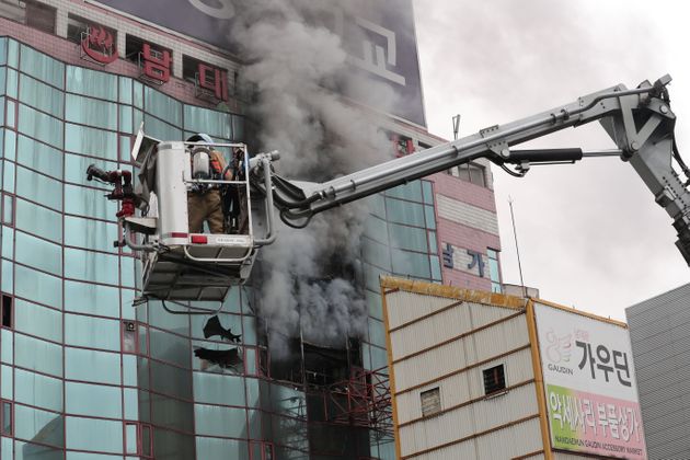 15일 오전 서울 중구 남대문로에 있는 남대문 오피스텔에서 화재가 발생해 소방대원들이 화재 진압을 하고 있다