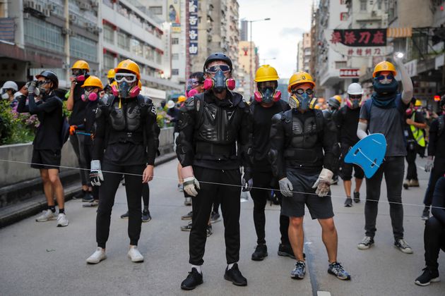 시위에 나선 홍콩 시민들이 안전모와 고글, 장갑 등을 착용한 채 진압경찰에 맞서고 있다. 홍콩, 2019년 8월11일.