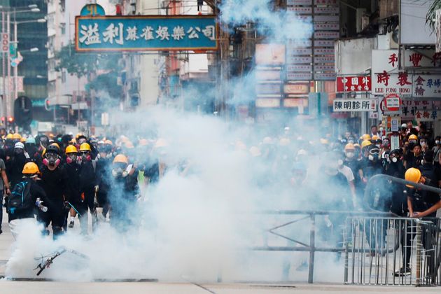 '범죄인 인도법' 반대로 촉발된 이번 시위는 그 어느 때보다 과격한 물리적 충돌이 빚어지고 있다는 점에서 이전의 시위와 다르다. 사진은 샴슈이포(Sham Shui Po, 深水埗区)에서 경찰의 최루가스에 대응하는 시위대의 모습. 홍콩, 2019년 8월11일.