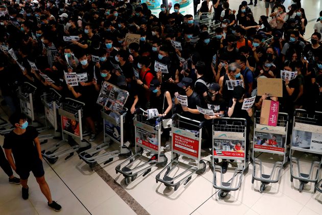 홍콩 국제공항에 집결한 시위대가 공항 카트를 활용해 여행객들의 통행을 가로막고 있다. 공항에서 벌어진 전례없는 시위로 이틀 동안 수백편의 항공편이 취소됐다. 2019년 8월13일.