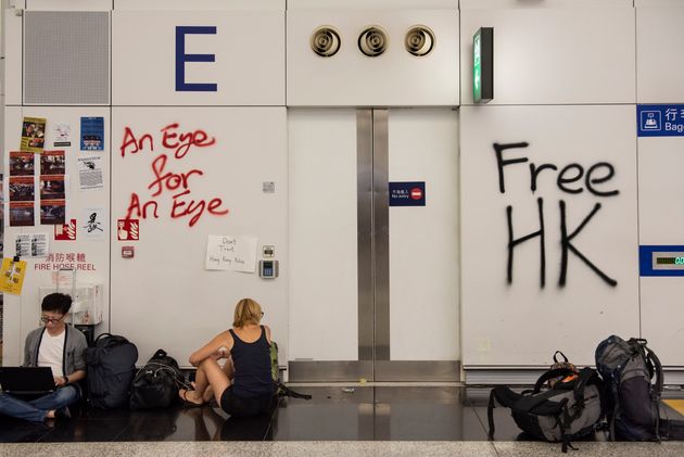 '눈에는 눈', '홍콩에 자유를' 같은 낙서가 홍콩 국제공항 벽에 적혀있다. 2019년 8월12일. 