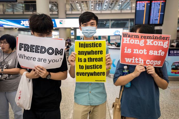 홍콩 국제공항으로 모여든 시위대가 영어로 된 플래카드를 들고있다. 이들은 도착장 앞에 모여 홍콩에 도착한 외국인들에게 전단지를 나눠주는 활동을 벌였다. 2019년 8월9일.