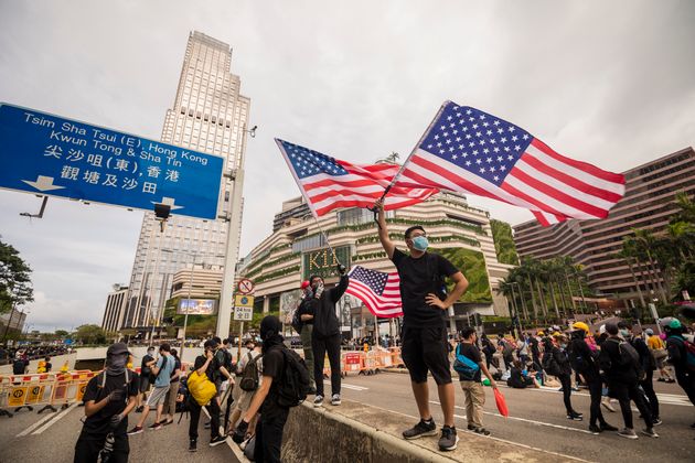 시위대 일부가 미국 국기를 들고 나오는 것도 중국에게는 여론전의 소재가 된다. 사진은 침사추이(Tsim Sha Tsui, 尖沙咀) 인근에서 시위대가 성조기를 흔드는 모습. 2019년 8월3일.