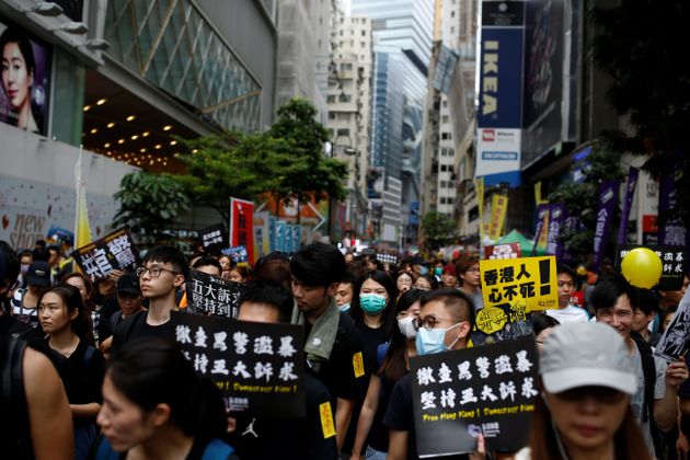 홍콩 범죄인 인도법 반대 시위 11주차인 18일, 시민들이 거리를 행진하고 있다. 시위대는 민주주의와 정치 개혁을 촉구했다. 홍콩. 2019년 8월18일.