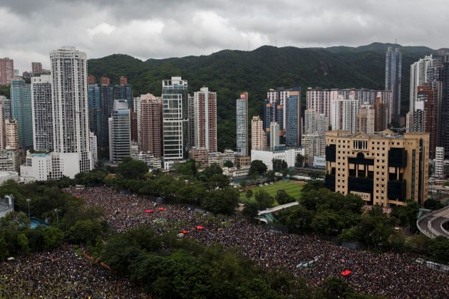 홍콩 범죄인 인도법 반대 시위 11주차인 18일, 시민들이 빅토리아파크에 모였다. 홍콩. 2019년 8월18일.