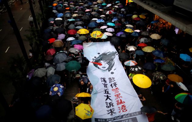 홍콩 범죄인 인도법 반대 시위 11주차인 18일, 시민들이 거리를 행진하고 있다. 시위대는 민주주의와 정치 개혁을 촉구했다. 홍콩. 2019년 8월18일.