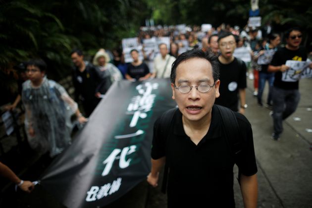 홍콩 교사 노조가 주최한 행진에 참여한 교사들이 빗속에서 행진하고 있다. 홍콩. 2019년 8월17일.