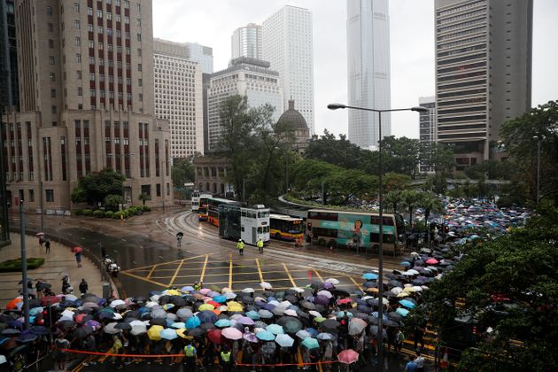 홍콩 교사 노조가 주최한 행진에 참여한 교사들이 빗속에서 행진하고 있다. 홍콩. 2019년 8월17일.
