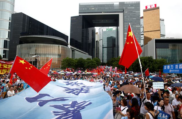 빅토리아항 인근 타마르공원에서 열린 친-중국 시위 '홍콩을 보호하라'에서 참가자들이 중국 국기를 들고 행진하고 있다. 홍콩. 2019년 8월17일.