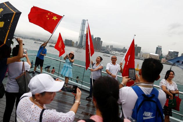 빅토리아항 인근 타마르공원에서 열린 친-중국 시위 '홍콩을 보호하라' 참가자들이 중국 국기를 들고 있다. 홍콩. 2019년 8월17일.