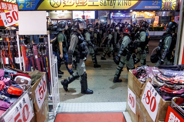 카오룽반도 몽콕의 중심가인 네이선로드에서 진압 경찰들이 시위대 쪽으로 향하고 있다. 홍콩. 2019년 8월17일.