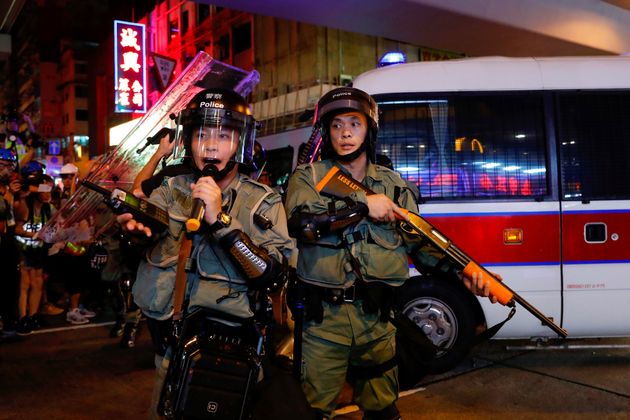 시위대 해산에 투입된 경찰의 모습. 홍콩. 2019년 8월17일.