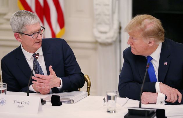 사진은 지난 3월 백악관에 초대된 팀 쿡 애플 CEO가 도널드 트럼프 미국 대통령과 대화하는 모습. 워싱턴DC, 미국. 2019년 3월6일.