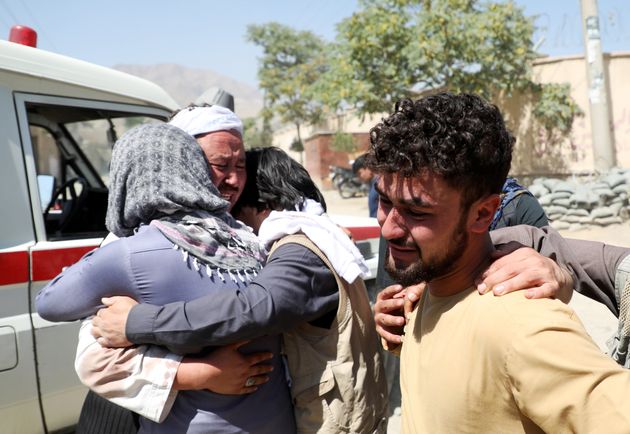 가족들을 잃은 사람들이 장례식에서 슬픔을 나누고 있다. 카불, 아프가니스탄. 2019년 8월18일.