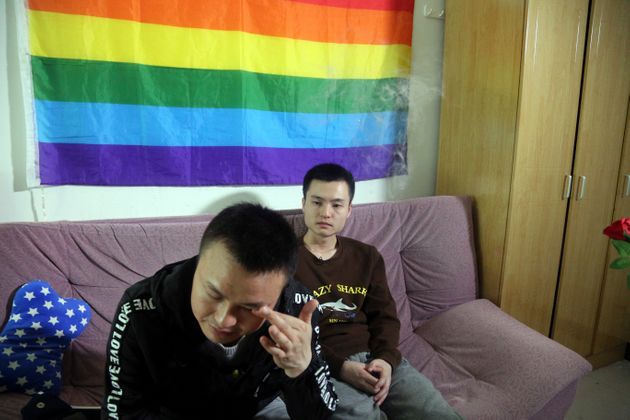 (자료사진) 성소수자 인권활동가 순 웬린(오른쪽)이 후난성 창사 법원에서 열릴 중국 최초의 동성결혼 인정 소송을 하루 앞두고 파트너와 함께 앉아있는 모습. 2016년 4월12일.  