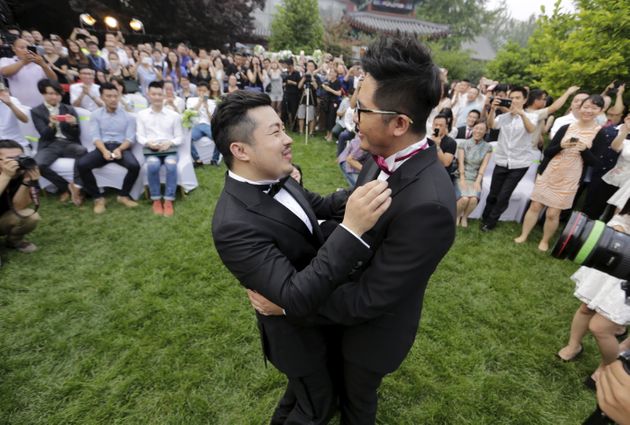 (자료사진) 성소수자 커뮤니티 관련 인터넷 사업을 운영하는 Ling Jueding(34), Gino (27) 커플의 결혼식. 경찰이 개입하는 바람에 거의 10번이나 장소를 옮겨야만 했다. 이들은 미국에서 혼인신고를 할 계획이라고 했다. 베이징, 중국. 2015년 6월27일.
