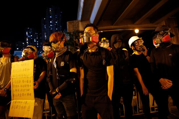 '범죄인 인도법' 반대 시위에 참여한 홍콩 시민들이 툰먼역 인근에서 야간 시위를 벌이고 있다. 홍콩. 2019년 8월20일.