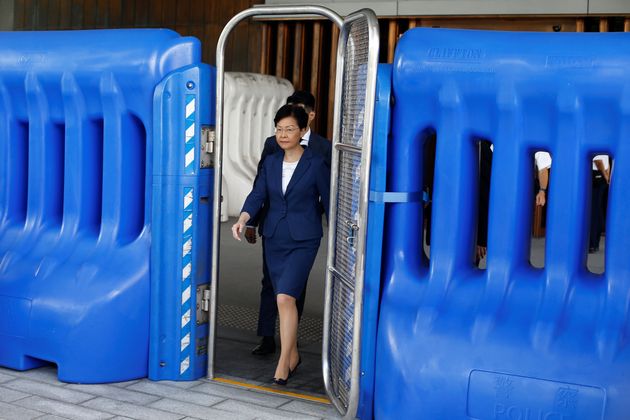 집무실을 둘러싼 플라스틱 바리케이드 사이로 캐리 람 홍콩 행정장관이 모습을 드러내고 있다. 홍콩. 2019년 8월13일.