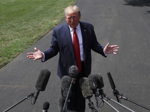 도널드 트럼프 미국 대통령이 백악관 앞에서 기자들의 질문에 답하고 있다. 워싱턴DC, 미국. 2019년 8월21일.