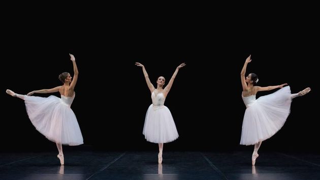 Suite En Blanc에서 신아현 (오른쪽), Photographer Mirka Kleemola, Finnish National Ballet 제공