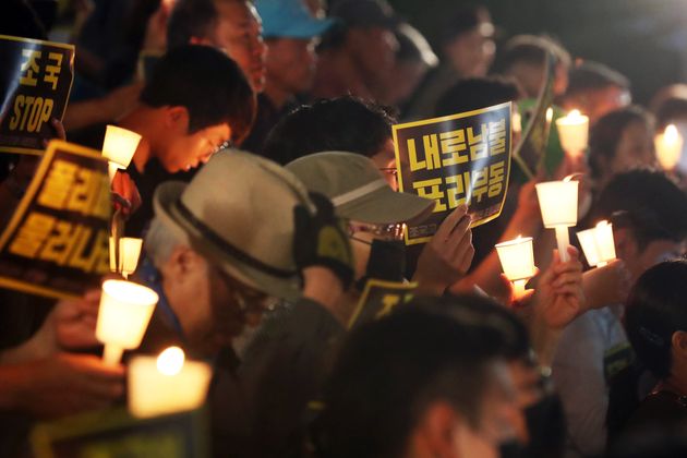 서울대학교 학생들과 시민들이 23일 오후 서울 서울대학교 아크로광장에서 여러 의혹이 연이어 불거지고 있는 조국 법무부 장관 후보자의 사퇴를 촉구하며 촛불집회를 하고 있다
