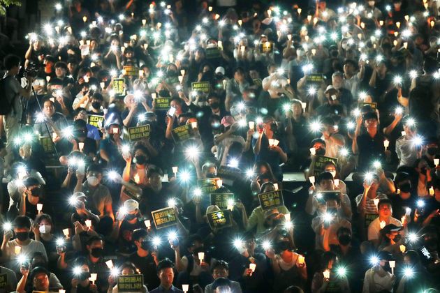 서울대학교 학생들과 시민들이 23일 오후 서울 서울대학교 아크로광장에서 여러 의혹이 연이어 불거지고 있는 조국 법무부 장관 후보자의 사퇴를 촉구하며 촛불집회를 하고 있다