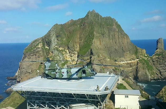 해군이 동해 영토수호훈련을 시작한 25일 대형수송헬기치누크(CH-47)로 독도에 상륙한 대한민국 해군 특수부대원들과 해병대원들이 사주경계를 하고 있다.  