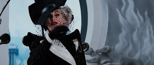 배우 엠마 스톤이 '101마리 달마시안' 악당 크루엘라로 변신했다