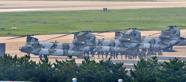 25일 오전 해군이 동해 영토수호훈련을 시작한 가운데 해병대원들이 경북 포항공항에서 독도로 이동하기 위해 육군 대형수송헬기 치누크(CH-47)에 탑승하고 있다. 