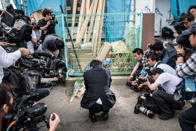 지난 5월29일 일본 가와사키시 시민들이 전날 무차별 살인 사건이 벌어진 장소에서 희생자들을 애도하고 있다. 범인이 히키코모리였다는 보도가 나오면서, 히키코모리를 위험한 사람으로 보는 사회적 편견이 강화되는 데 대한 우려가 많이 나왔다. 