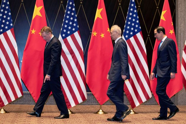 중국 상하이에서 무역협상을 벌인 미국과 중국 측 관계자들이 기념촬영을 위해 들어서는 모습. 두 나라의 협상은 아직 별다른 진전을 보이지 못하고 있다. 다음 협상은 9월로 예정되어 있다. 2019년 7월31일.