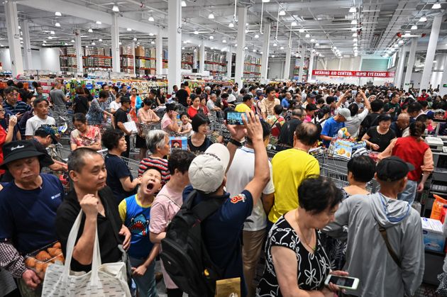 TOPSHOT - People visit the first Costco outlet in China, on the stores opening day in Shanghai on August 27, 2019. - China has proved a brutal battleground for overseas food retailers in recent years, with many failing to understand consumer habits and tastes as well as local competitors building a stronger presence. (Photo by HECTOR RETAMAL / AFP)        (Photo credit should read HECTOR RETAMAL/AFP/Getty Images)