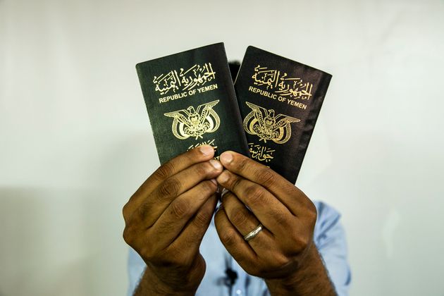 2018년 제주에서 허프포스트와 만난 예멘 난민이 여권을 들어보이고 있다.
