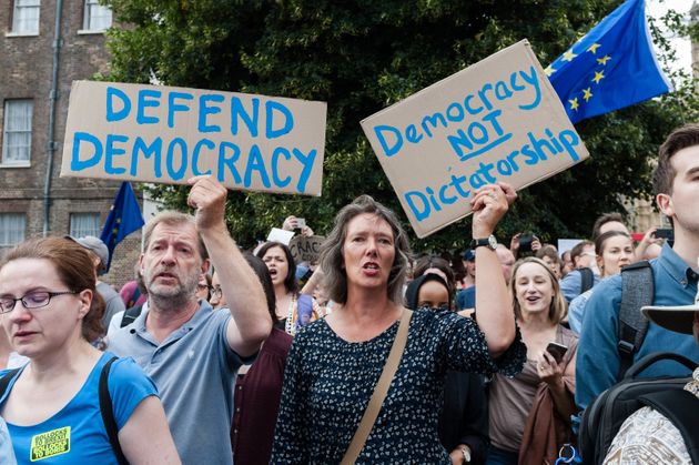 보리스 존슨 총리의 의회 정회 조치에 항의하는 시민들이 '민주주의를 지키자', '독재가 아니라 민주주의를' 같은 구호가 적힌 팻말을 들고 시위에 참여한 모습. 런던, 영국. 2019년 8월28일.